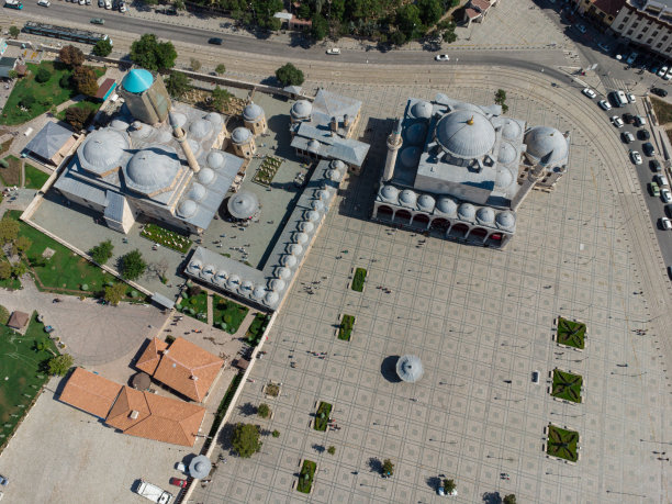 2023年土耳其科尼亚梅乌拉那广场和苏丹塞利姆清真寺的无人机图像图片下载