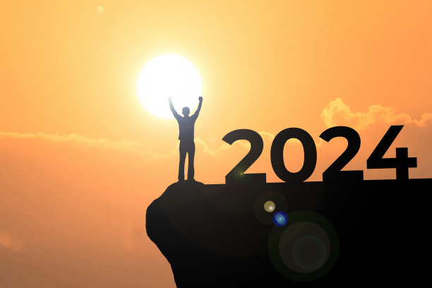人站在山顶，2024年是新年图片下载