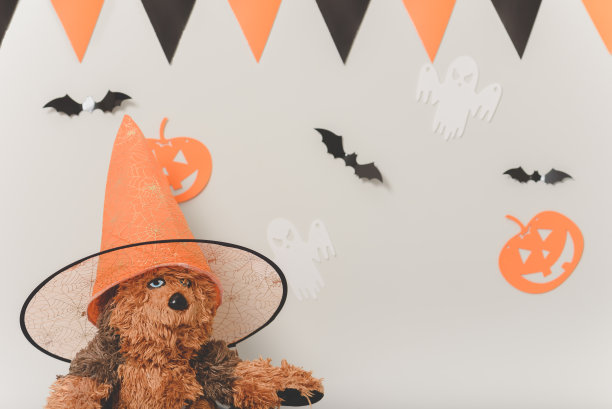 万圣节背景与怪物戴着女巫帽在前面的家庭墙与节日装饰图片下载