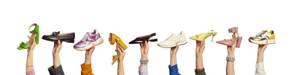 无数人的手拿着时尚的潮鞋，孤立在白色的背景与复制空间。网站标题的横幅。鞋类销售营销活动。图片下载