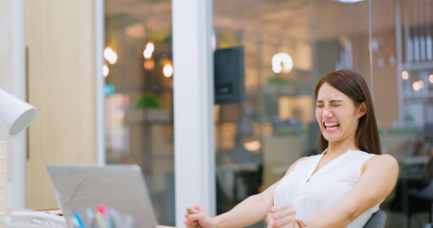 女子烦恼电脑故障图片下载