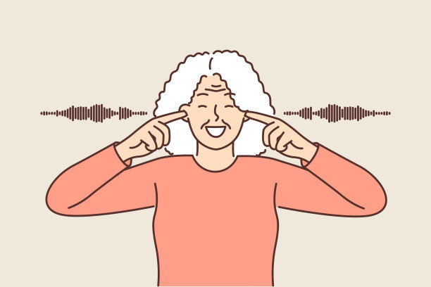 年长的女人捂着耳朵微笑，无视周围的噪音或拒绝听剧透图片下载