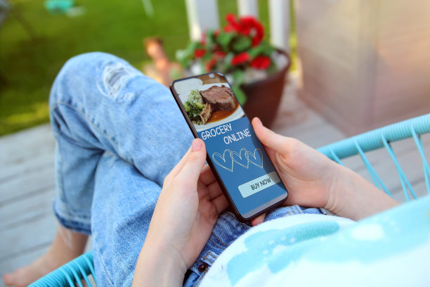 女孩正在网上用一个应用程序订餐，杂货店在线送货图片下载