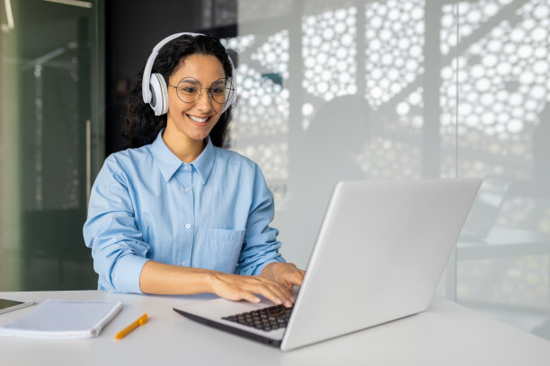 在办公室用笔记本电脑工作的年轻漂亮的拉丁美洲女程序员图片下载