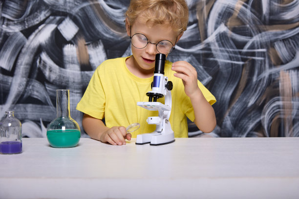 真正的实验工具使孩子在化学课上获得了完全的乐趣图片下载