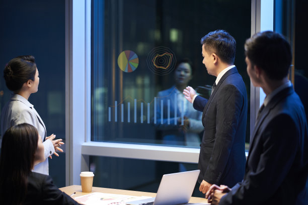 一群亚洲商人在办公室开会图片下载