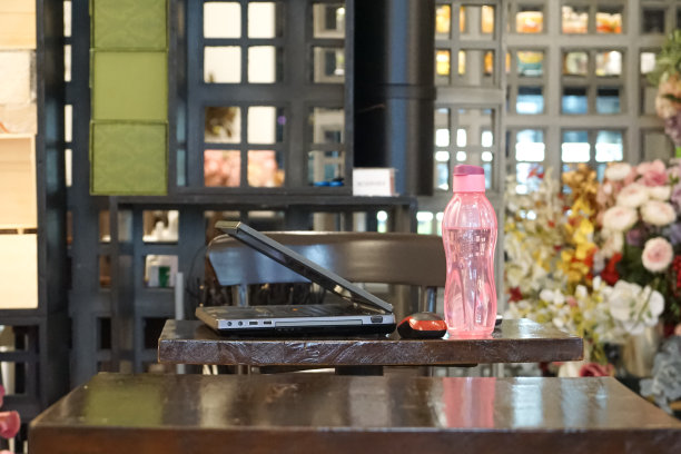 电脑和一个水瓶图片下载