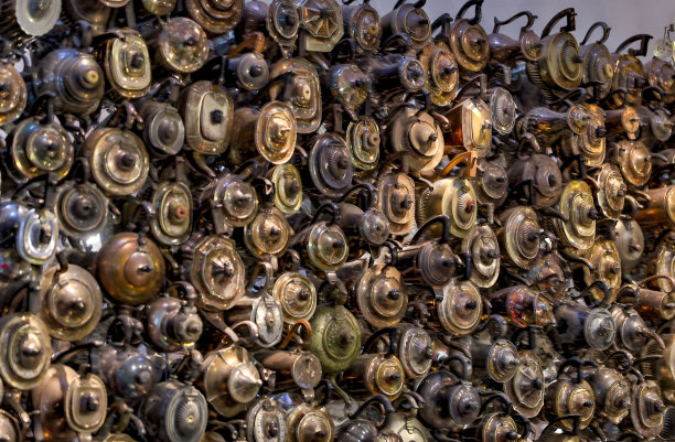 伊斯坦布尔大巴扎街头小贩的金属茶壶图片下载