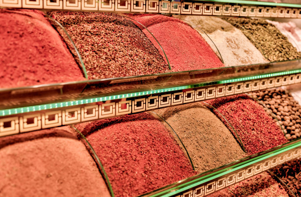 伊斯坦布尔大巴扎的街头小贩，近距离观看坚果、香料和干果图片下载