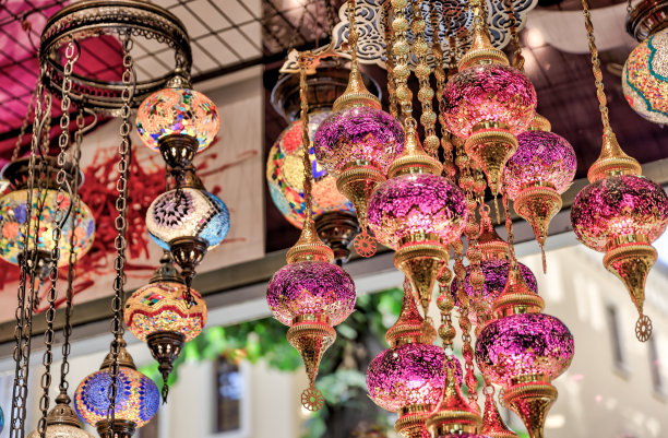 伊斯坦布尔大巴扎街头小贩的马赛克土耳其灯特写图片下载