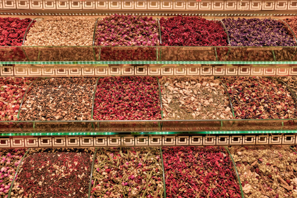 伊斯坦布尔大巴扎的街头小贩，近距离观看坚果、香料和干果图片下载