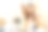 年轻美丽的亚洲女性视频博主直播化妆化妆教程内容与眼影。网红们在社交媒体上用各种化妆品录制视频，专业化妆图片下载