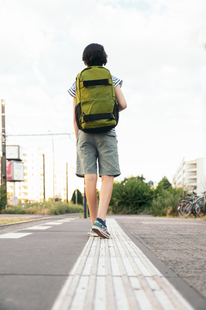 青少年回到学校图片下载