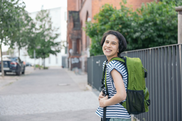 青少年回到学校图片下载
