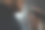 有魅力的歌手男子在舞台上唱着音乐，弹着吉他，聚光灯穿过音乐会的黑暗。音乐家在大厅里用灯光和烟雾现场表演。图片下载