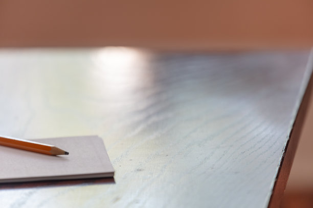 铅笔和便笺放在咖啡桌上图片下载