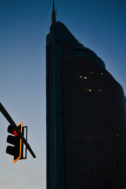 阿斯塔纳,哈萨克斯坦。部大楼，夜晚图片下载