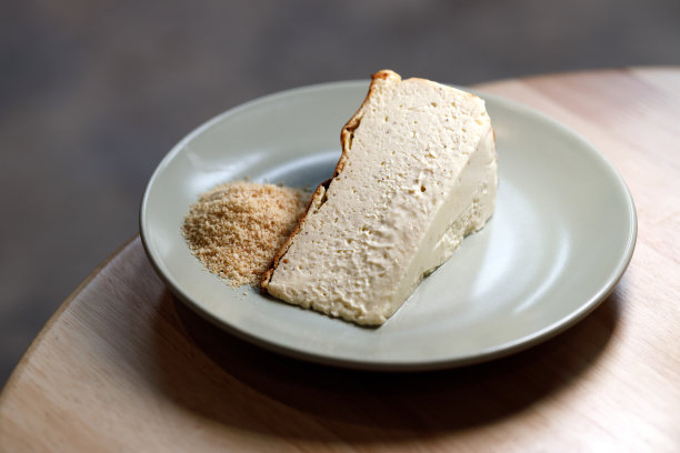 一张带有饼干皮的烧焦芝士蛋糕的特写照片图片下载