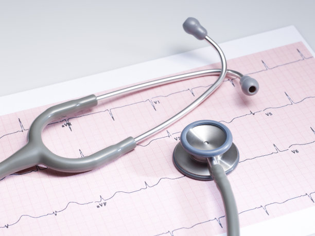 听诊器在心电图上。图片下载