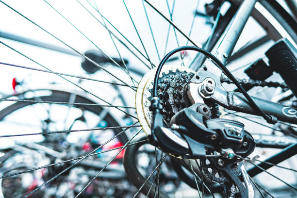 自行车曲柄组的特写。自行车零件。有选择性的重点图片下载