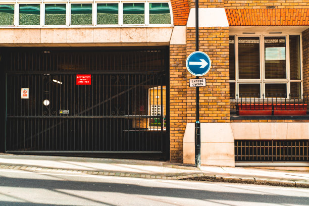 通往停车场的入口图片下载