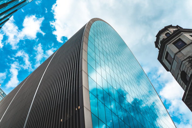 直接仰望伦敦市中心金融区的天际线图片下载