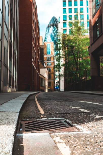 伦敦大街上的经典建筑墙图片下载