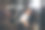 快乐的年轻机械师在一家汽车修理店换机油图片下载