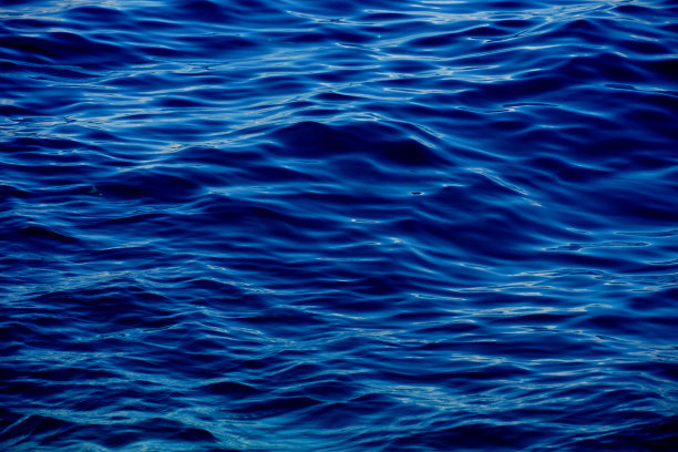 在有风的日子，深蓝色的深海表面图片下载