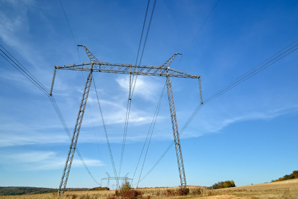 带有高压电线的钢柱，通过电缆长距离输送电能图片下载