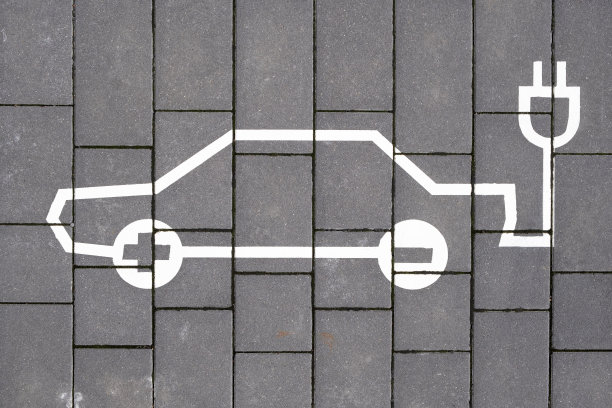 电动汽车充电站停车标志绘在瓦片上。由一个简单的插头剪影制成图片下载
