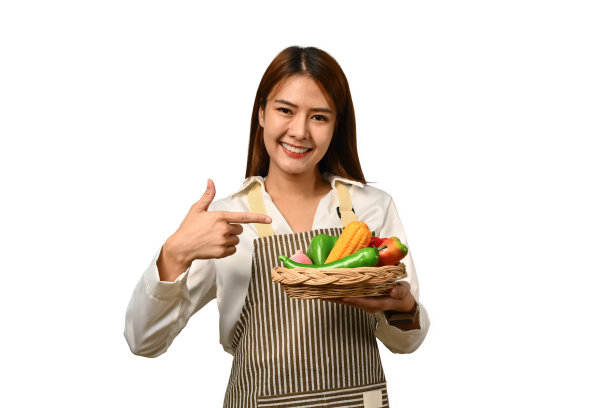 漂亮的亚洲女人拿着一个篮子，里面放着蔬菜。健康食品概念…图片下载