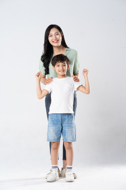 母亲和儿子在白色背景上摆姿势图片下载