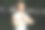 一个年轻的金发女子在午餐休息时坐在公园的草地上沉思。图片下载