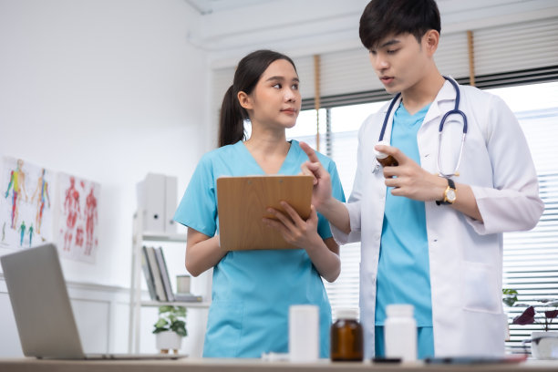 医疗保健，妇女和男子医生与病人图表在医院或诊所的剪贴板上。快乐医生，医疗伙伴关系和保险文件，医疗保健的多样性和领导力。图片下载