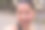 一个中国女孩站在篮球场上微笑着——不同种族的年轻人运动的照片。图片下载