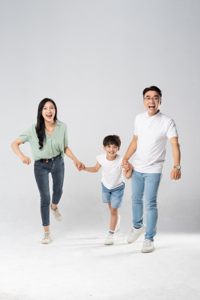 一家人在白色背景上摆姿势图片下载