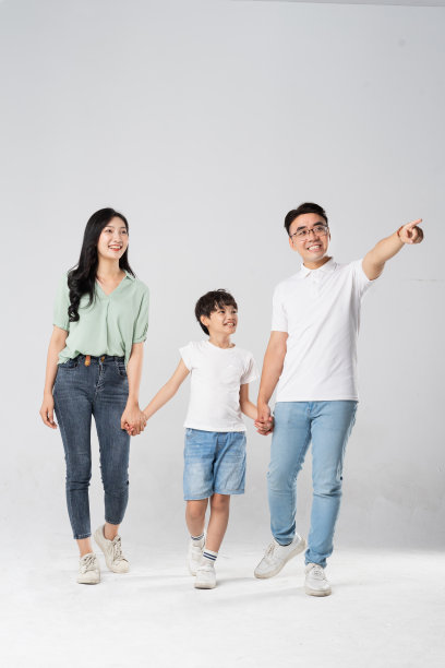 一家人在白色背景上摆姿势图片下载
