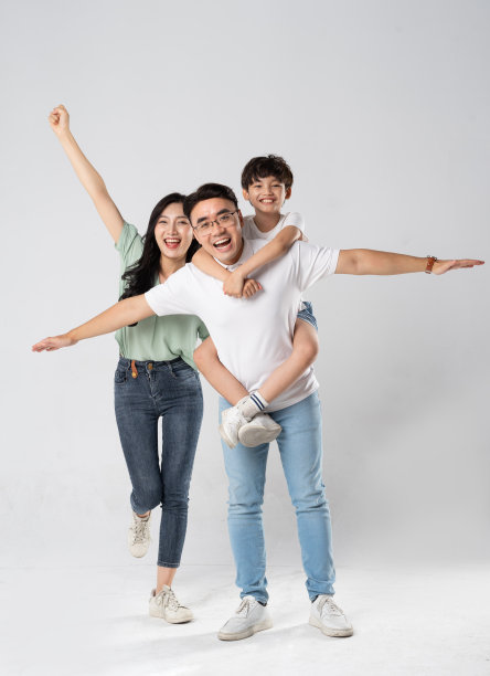一家人在白色背景上摆姿势图片下载