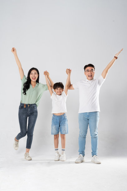 一家人在白色背景上摆姿势图片下载