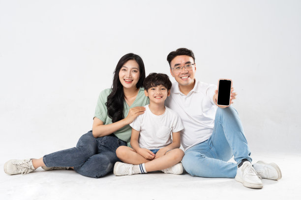 一家人在白色背景上摆姿势图片下载