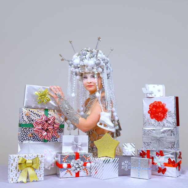 圣诞礼物环绕下的冰雪女王图片下载