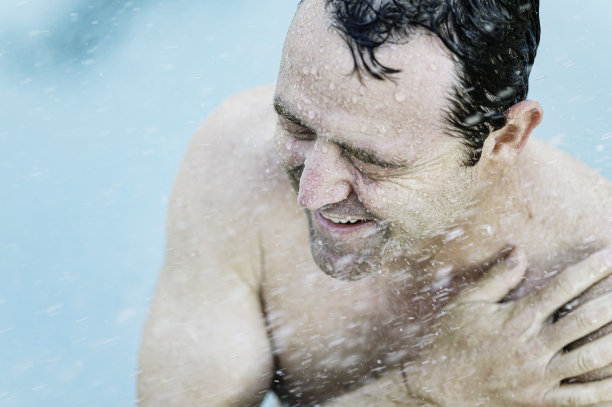 中年健康男子淋湿，洗澡或洗澡图片下载