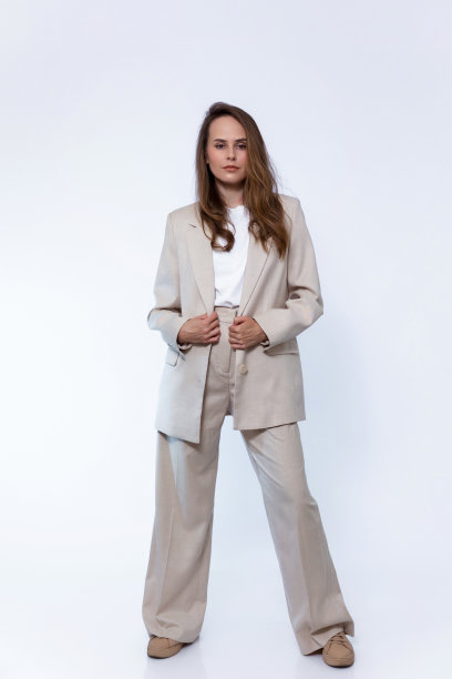 棕色头发的女孩，穿着白色t恤和米色裤装图片下载