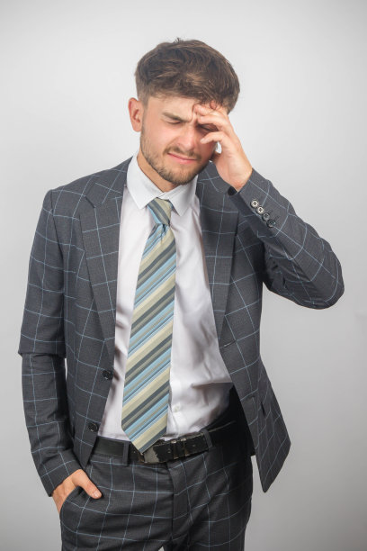 一个西装革履的商人肖像图片下载