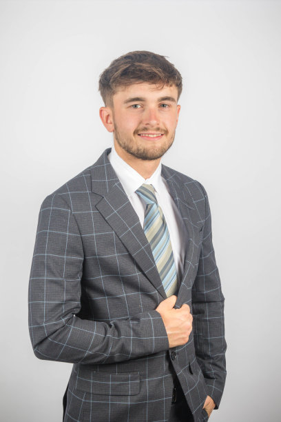 一个西装革履的商人肖像图片下载