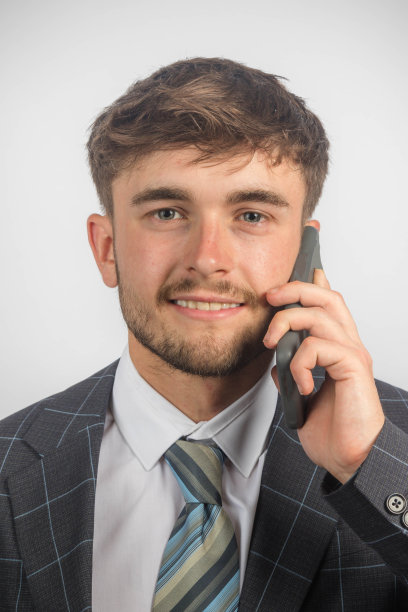 一个西装革履的商人肖像图片下载