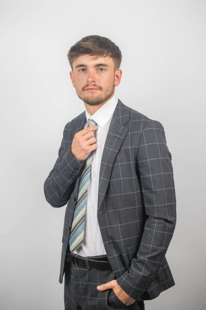 一个西装革履的商人肖像图片下载