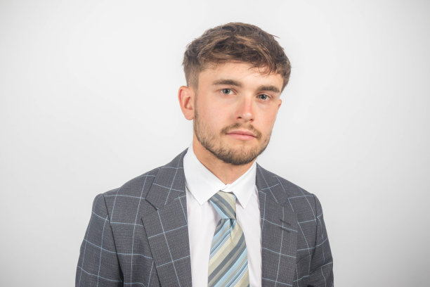 一个西装革履的商人肖像图片下载