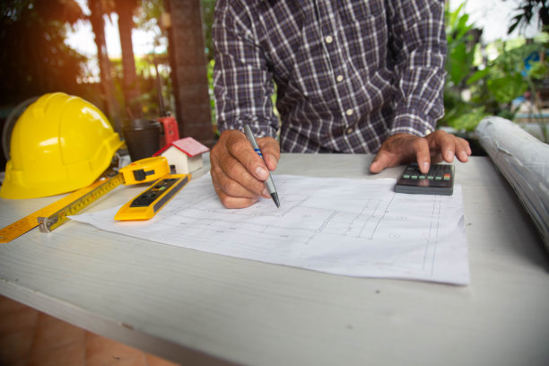 特写手工工程师和建筑师在施工现场绘制蓝图图片下载